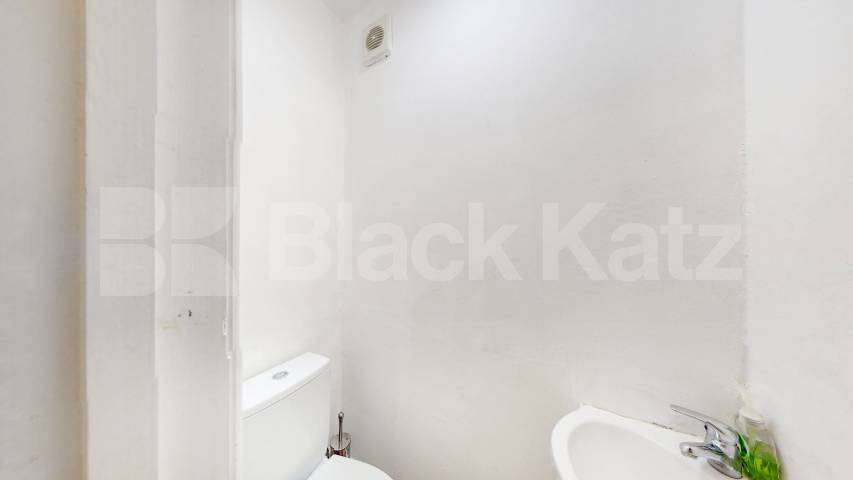 Bright & Spacious 2-Bed Flat to Rent – Minutes from Camden Town Station Camden High Street, Camden